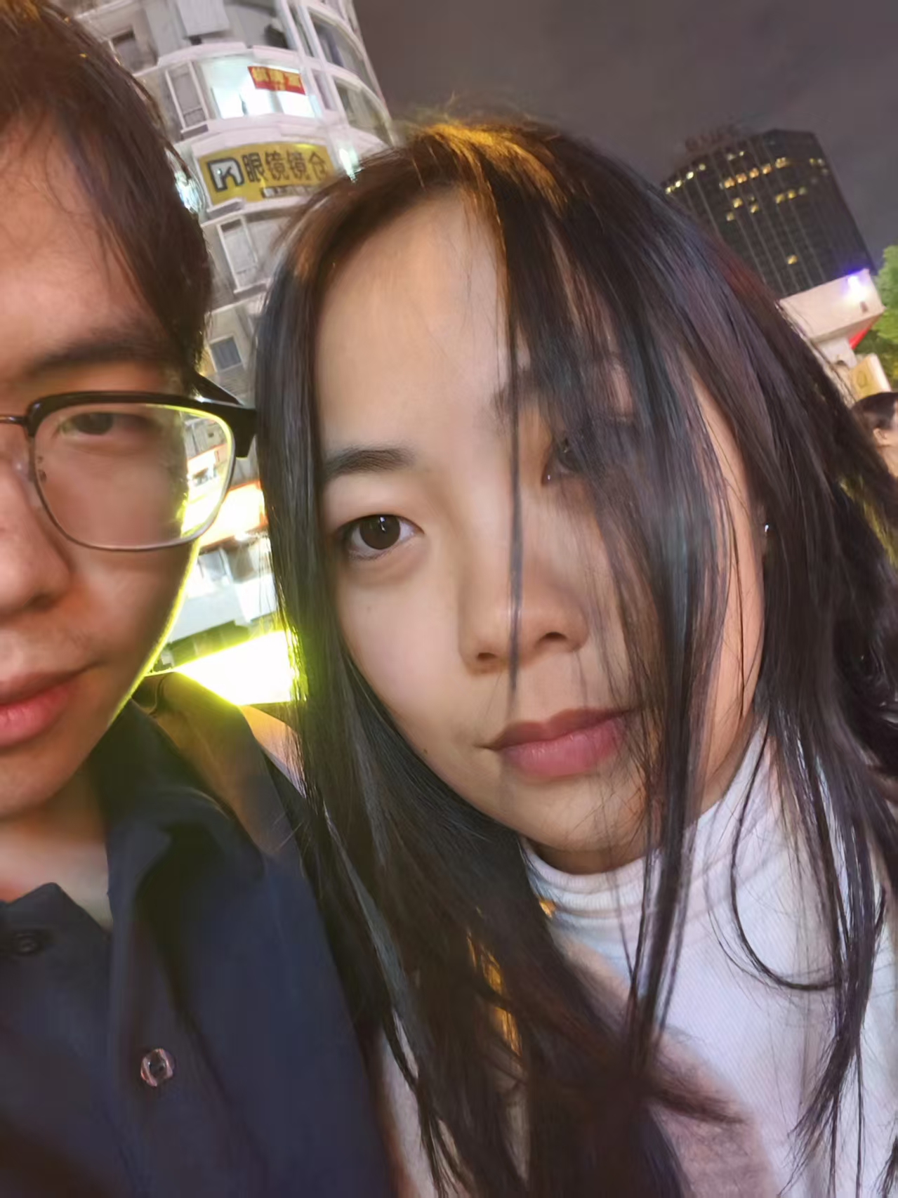 夜晚和张威的自拍照