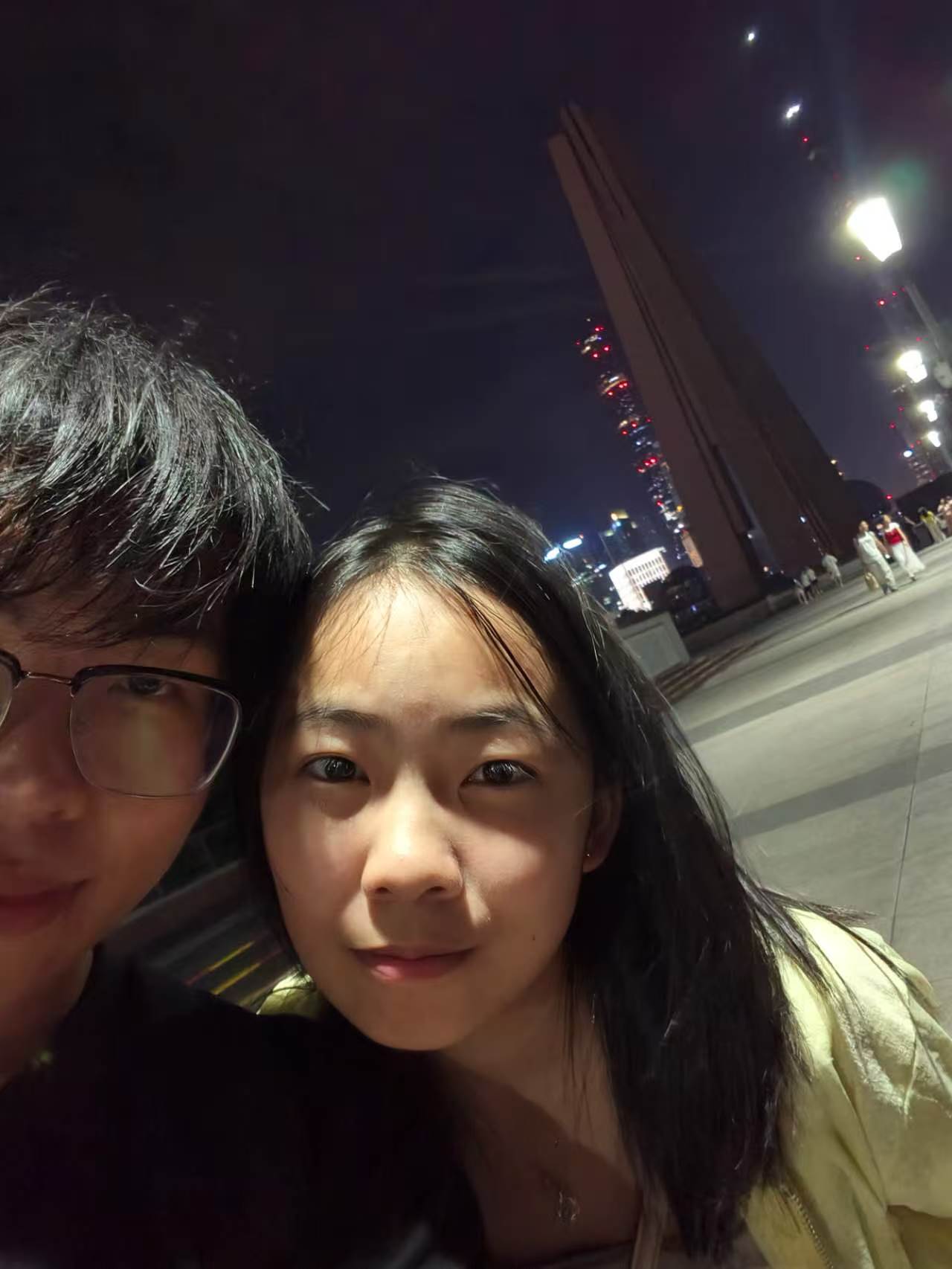 和张威在城市夜景前的自拍照