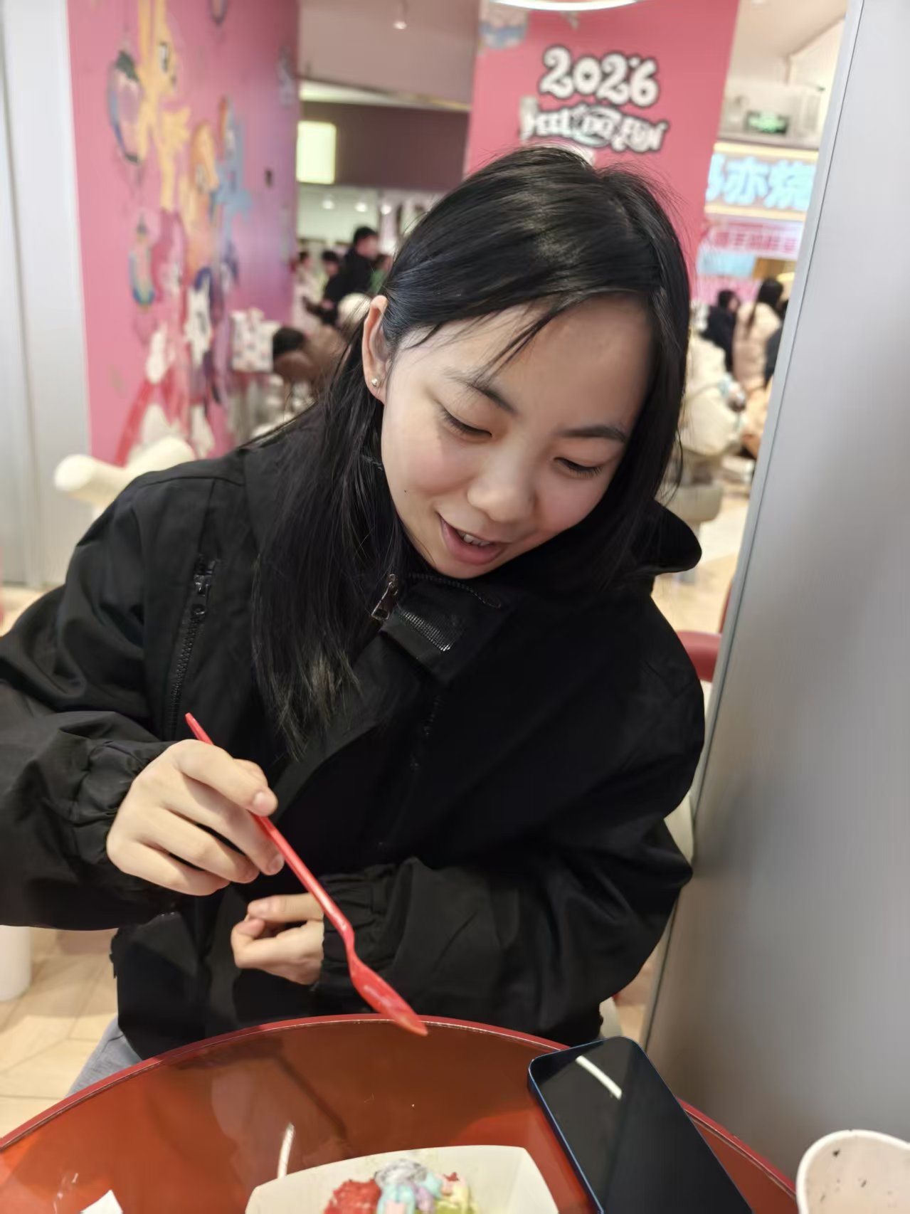 张威坐在店里吃甜品的照片